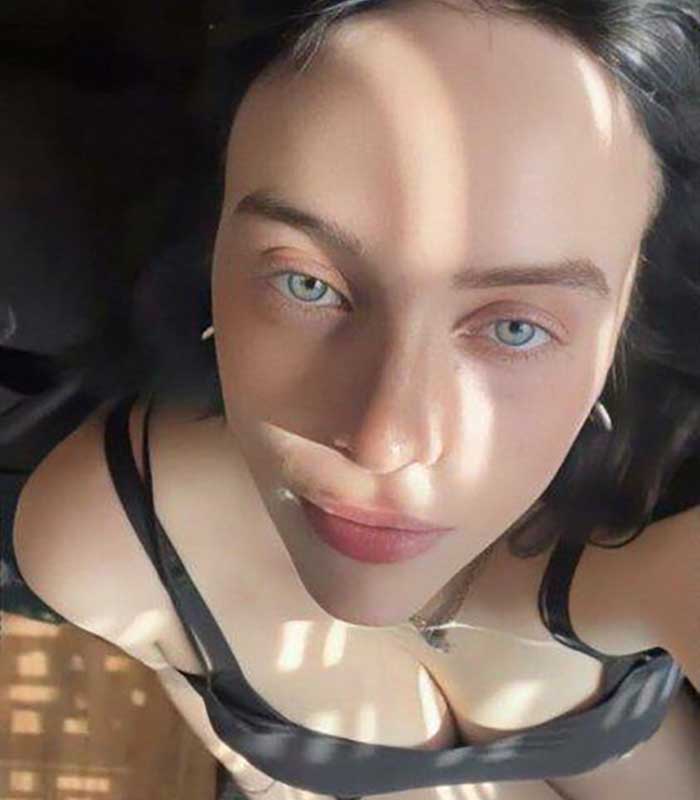 Billie Eilish selfie